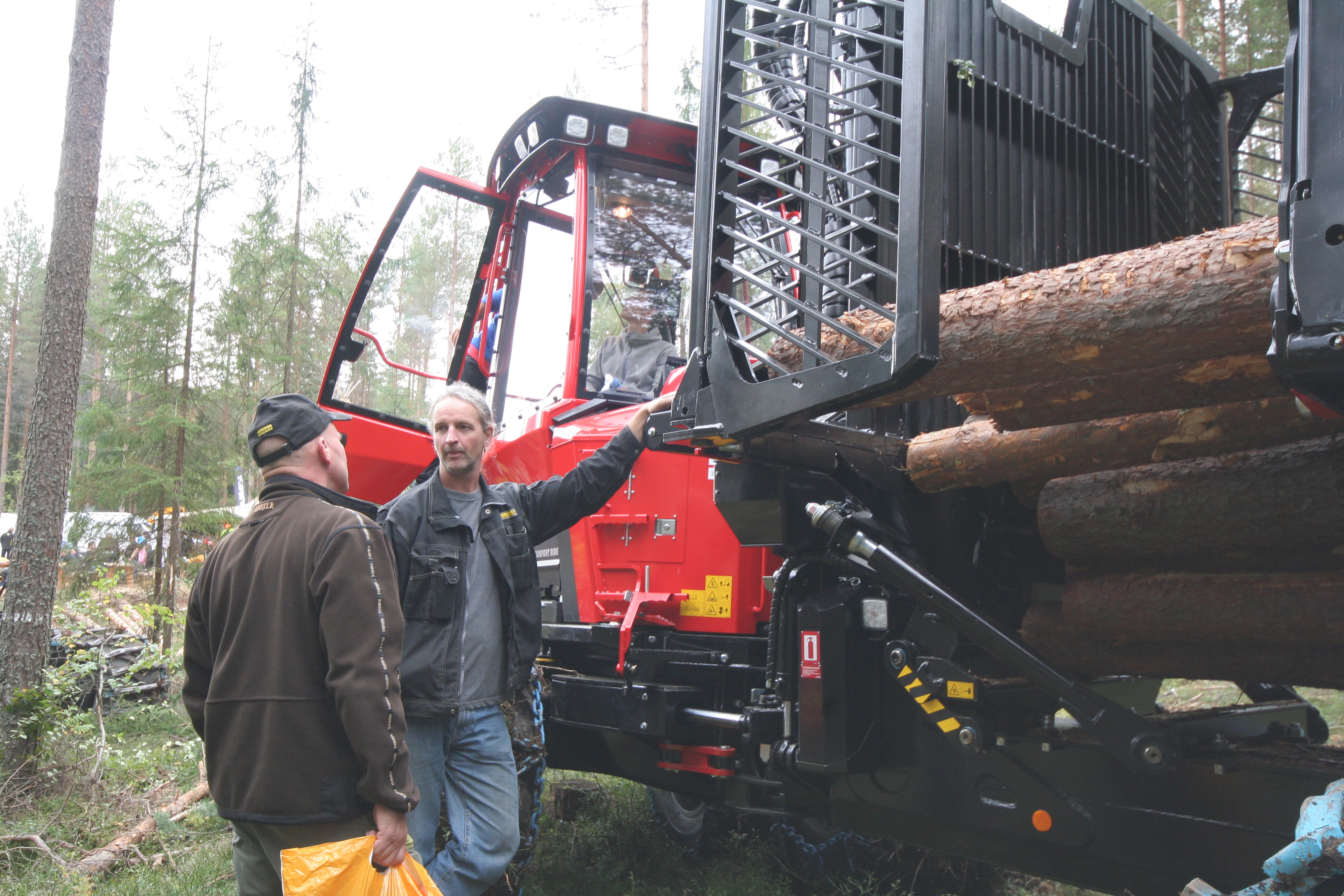 O.T. Ruiter (t. h.) og Knut Gundersrud brukte god tid på å granske nye Komatsu 875-lassbæreren.