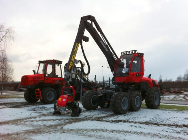 Vinterbilde av hogger og lastbærer